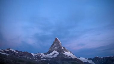 Dawn, gündoğumu zaman atlamalı İsviçre Alpleri'nde şaşırtıcı matterhorn Dağı 