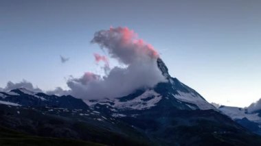 gün batımı timelapse fantastik bulut formasyonları ile İsviçre Alpleri'nde şaşırtıcı matterhorn Dağı
