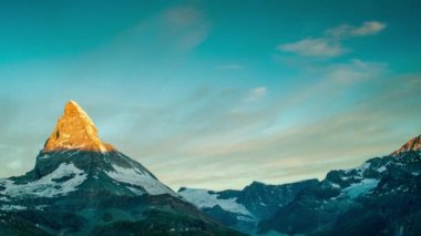 Dawn, gündoğumu zaman atlamalı İsviçre Alpleri'nde şaşırtıcı matterhorn Dağı. dağın üstünden düşürücü gölge ve ardından renk inanılmaz bir görüntüde gökyüzü yanar