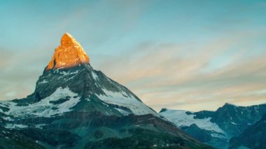 Dawn, gündoğumu zaman atlamalı İsviçre Alpleri'nde şaşırtıcı matterhorn Dağı. dağın üstünden düşürücü gölge ve ardından renk inanılmaz bir görüntüde gökyüzü yanar