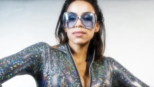 Mulher Bonita Posando Traje Prata Óculos Sol — Vídeo de Stock