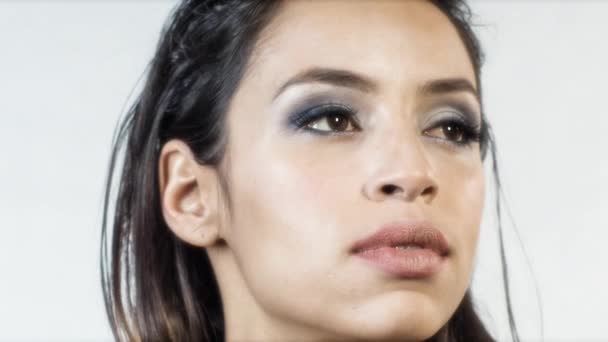 Όμορφη Γυναίκα Πρόσωπο Ασημένια Σκιά Ματιών — Αρχείο Βίντεο