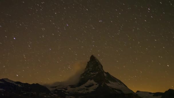 夜间的明星时间流逝的令人惊异的马特宏峰山在瑞士阿尔卑斯山 — 图库视频影像