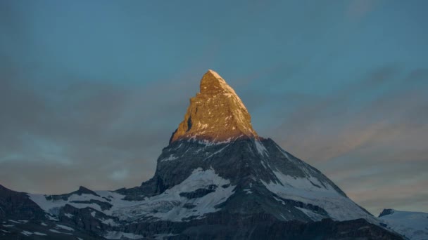 夜明け スイス アルプスの素晴らしいマッターホルン山の日の出時間の経過 空影山にわたって低下続く色の信じられないほど表示点灯します — ストック動画