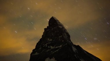gece yıldız zaman atlamalı İsviçre Alpleri'nde şaşırtıcı matterhorn Dağı