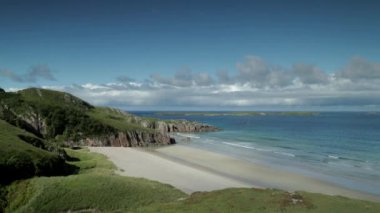 Güneşli bir günde, İskoçya 'nın kuzey kıyısındaki Bettyhill' de çarpıcı bir sahil şeridi.
