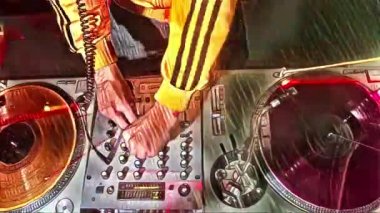 Stüdyo soyut boya tarzı yerleşimi ile pikaplar arkasında serin bir erkek dj ateş