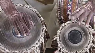 İnanılmaz Hint perküsyon müzisyeni sahne alıyor.