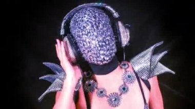 Elmas kaplı maske ve kostümle dans eden harika bir kadın.