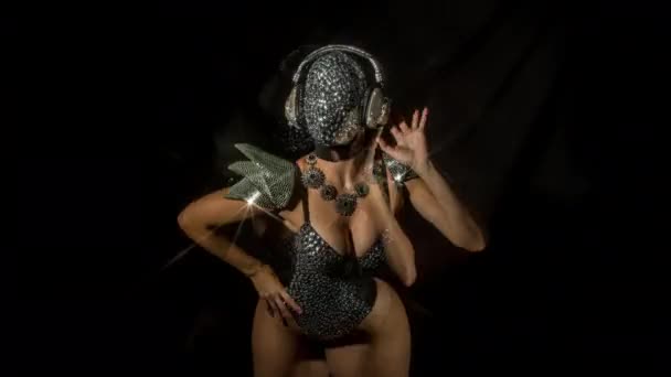 Fantastisk Kvinna Dansar Diamant Täckt Ansikte Mask Och Kostym — Stockvideo