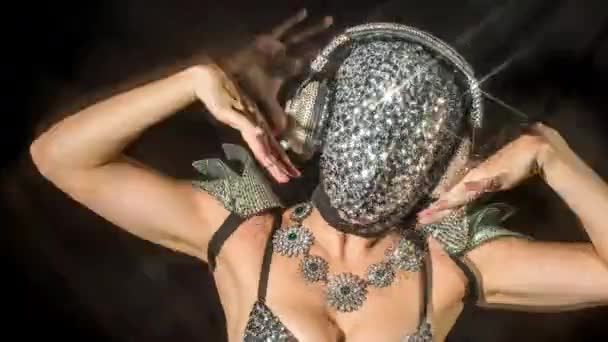 Erstaunliche Frau Tanzt Diamantbedeckter Gesichtsmaske Und Kostüm — Stockvideo