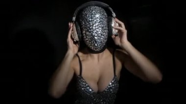 Elmas kaplı maske ve kostümle dans eden harika bir kadın.