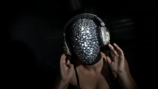 穿着钻石蒙面面具和服装跳舞的女人真了不起 — 图库视频影像