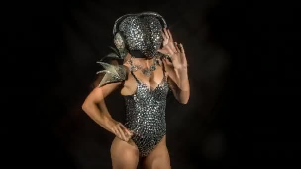 Increíble Mujer Bailando Máscara Cara Cubierta Diamante Traje — Vídeo de stock