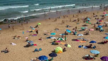Galiçya, İspanya - 03 Ağustos 2018: Norhtern İspanya Galiçya kalabalık bir plaj Timelapse