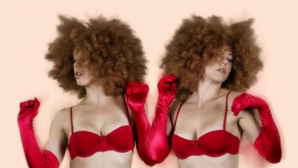 Όμορφη Γυναίκα Χορεύτρια Κόκκινο Εσώρουχα Και Μεγάλο Άφρο Περούκα — Αρχείο Βίντεο