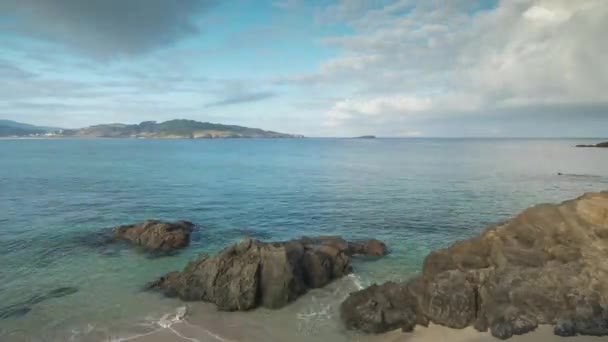 夏の日のスペインの Galican 海岸に美しいビーチ プライア — ストック動画