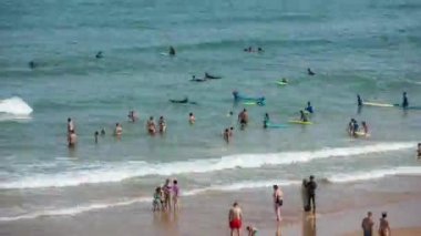 Galiçya, İspanya - 03 Ağustos 2018: Norhtern İspanya Galiçya kalabalık bir plaj Timelapse