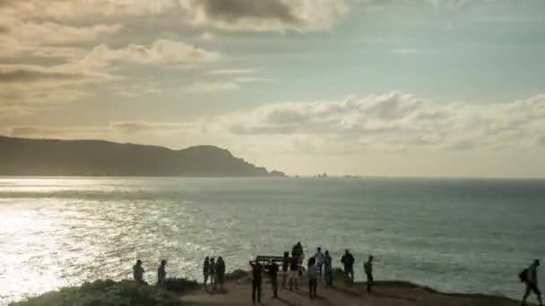 在西班牙加利西亚的 Loiba 令人惊叹的 Clifftops 的时间流逝与游客在长凳上的看法 — 图库视频影像