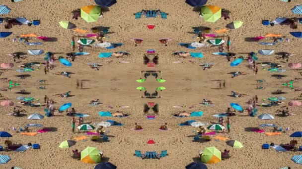 ガリシアは スペイン 2018 スペインのガリシア州の混雑したビーチのタイムラプスが抽象的な万華鏡のパターンになってください — ストック動画
