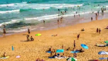 Galiçya, İspanya - 03 Ağustos 2018: Norhtern İspanya Galiçya kalabalık bir plaj Timelapse