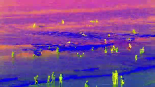 西班牙加利西亚的一个拥挤的海滩 Liencres Timelapse 这个版本是一个抽象的增强和变化的颜色 — 图库视频影像