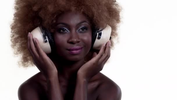 Mooie Afrikaanse Vrouw Met Grote Afro Pruik Hoofdtelefoons — Stockvideo