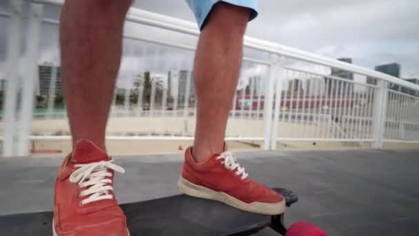 Menschliche Füße Auf Skateboard Bewegen Sich Auf Dem Boden Der — Stockvideo