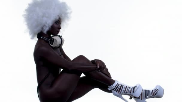 Hermosa Mujer Africana Desnuda Con Auriculares Posando Sobre Fondo Blanco — Vídeos de Stock