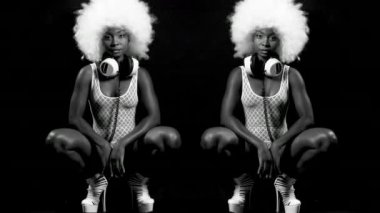 güzel Afrikalı kadın model büyük afro peruk dans ile. Şık club, disko ve moda olaylar için mükemmel