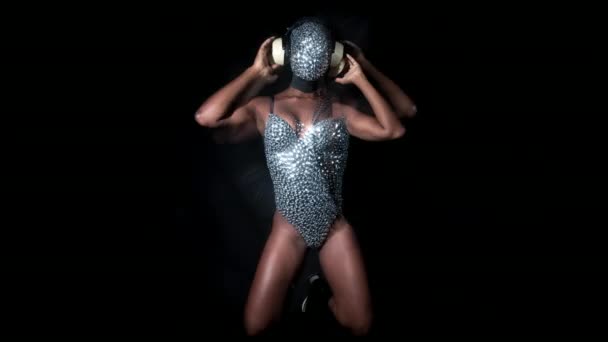 穿着钻石蒙面面具和服装跳舞的女人真了不起 — 图库视频影像