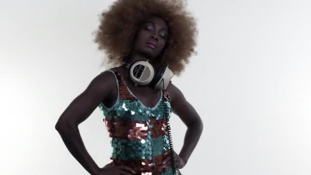 Femme Africaine Incroyable Avec Une Grande Perruque Afro Dansant Costume — Video