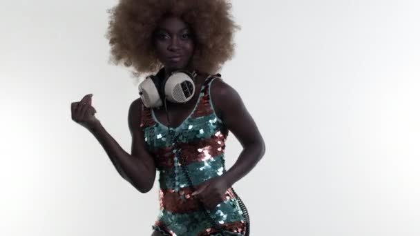 Femme Africaine Incroyable Avec Grande Perruque Afro Dansant Costume Étincelant — Video