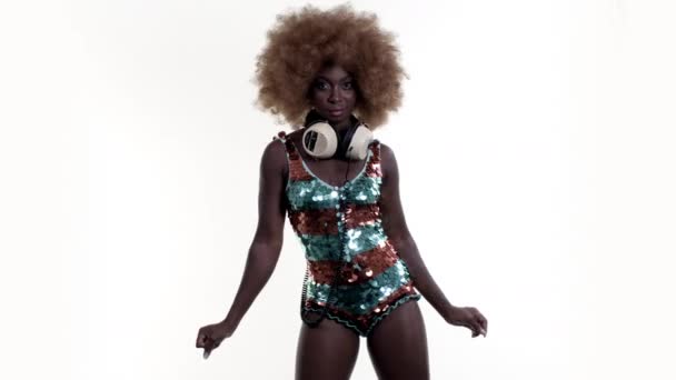 Femme Africaine Incroyable Avec Grande Perruque Afro Dansant Costume Étincelant — Video