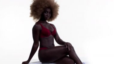 gölge güzel Afrikalı kadın model büyük afro perukla. Şık club, disko ve moda olaylar için mükemmel