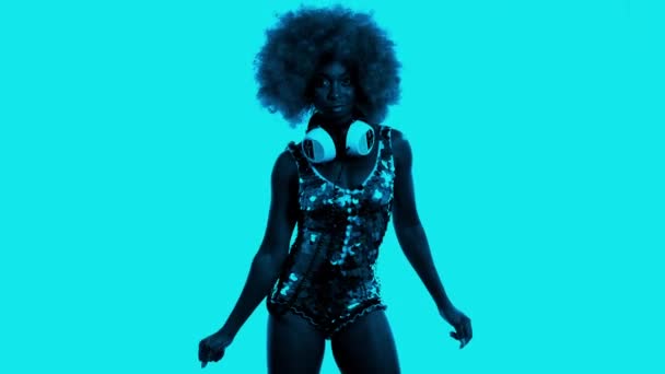 美丽的模特在蓝色的背景闪闪发光的服装跳舞 — 图库视频影像