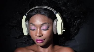 retro bir güzel bayanlar başını kulaklıktan değişen hareket atış durdurmak