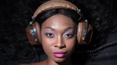 retro bir güzel bayanlar başını kulaklıktan değişen hareket atış durdurmak