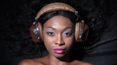 retro bir güzel bayanlar başını kulaklıktan değişen hareket atış durdurmak