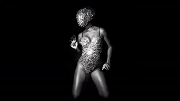身着钻石的女子在黑色背景下戴着面具和服装跳舞 — 图库视频影像