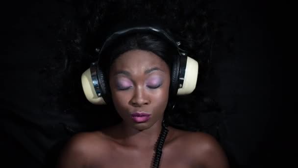 Beautiful African Female Dancer Headphones Perfect Stylish Club Disco Fashion — Stock Video
