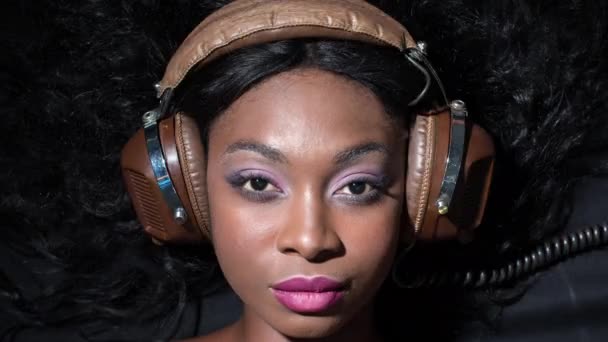 Stop Motion Shot Αλλαγή Ρετρό Ακουστικά Για Ένα Όμορφο Γυναικείο — Αρχείο Βίντεο