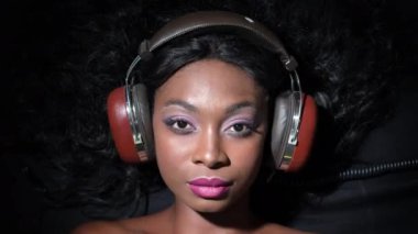 retro bir güzel bayanlar başını kulaklıktan değişen hareket atış durdurmak