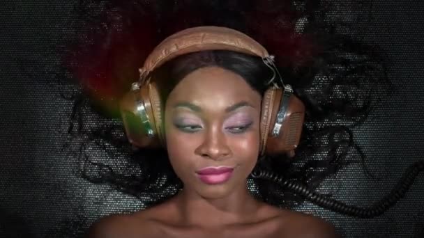 Kulaklıklar Ile Güzel Afrikalı Kadın Dansçı Şık Club Disko Moda — Stok video