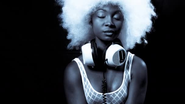 Mulher Bonita Grande Peruca Afro Fones Ouvido — Vídeo de Stock