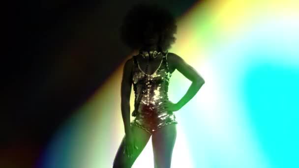 Belle Mannequin Africaine Dansant Costume Étincelant Parfait Pour Club Élégant — Video