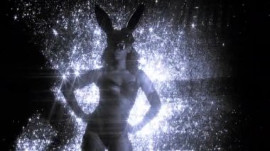 Büyük tavşan kulakları maskesi ve siyah lateks gövde ile parlak arka plan üzerinde dans kadın