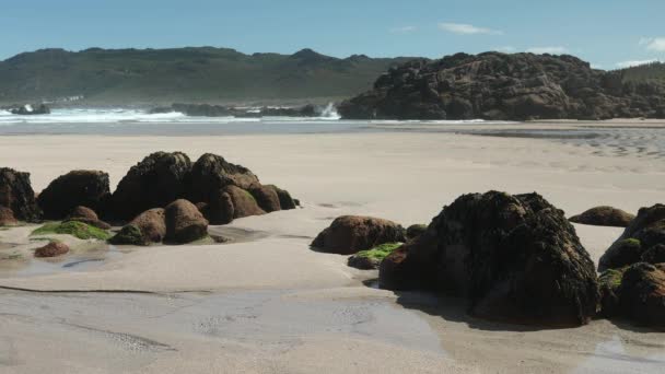 Kameny Pláži Pedrosa Pobřeží Costa Morte Galicii Španělsku — Stock video