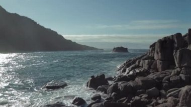 Costa Da Morte sahil Galicia İspanya, kayalık sahilde dalgaların doğal görünümü