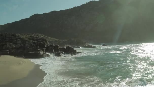 スペイン コスタ モルテのガリシア沿岸で ペドロサ ビーチの砂の波 — ストック動画